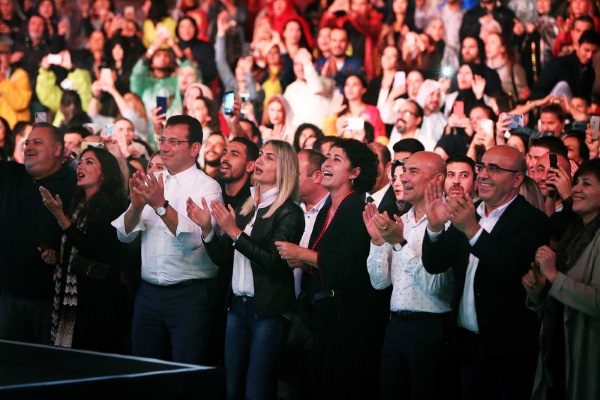 Tarkan'dan konserinde İmamoğlu ve Soyere övgü