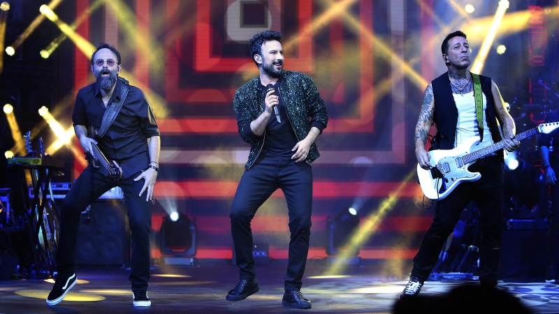 Tarkan'dan konserinde İmamoğlu ve Soyere övgü