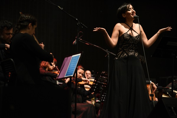 İzmir'de Livaneli çiçekleri açtı