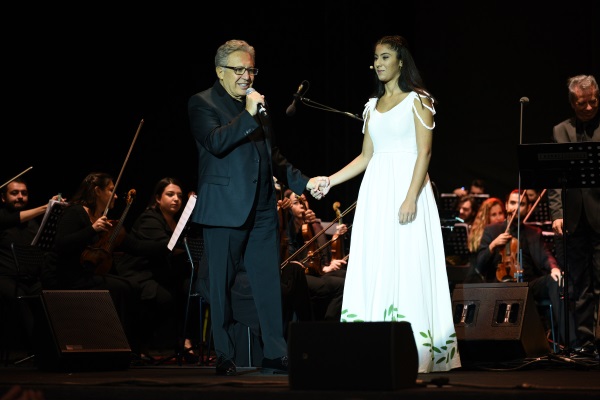 İzmir'de Livaneli çiçekleri açtı