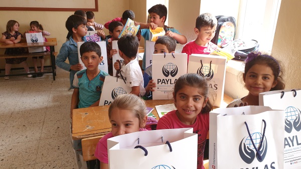 Paylaş İnsani Yardım Derneği Güneydoğu'da çocuklara yardım dağıttı.