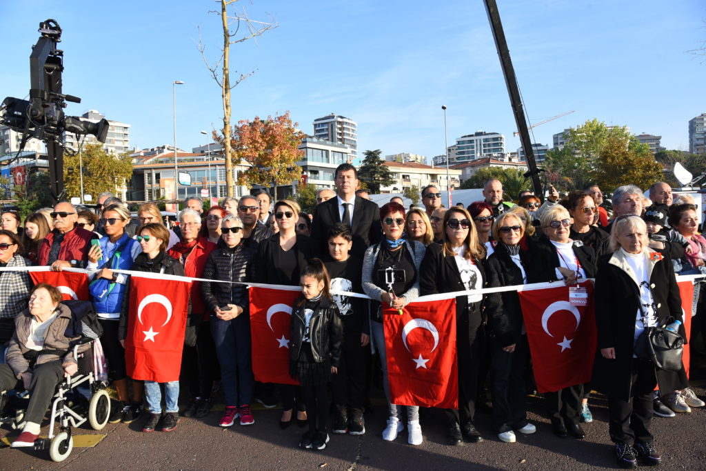 Kadıköy'de ‘ATA' ya Hüzün ve Coşku Dolu Saygı Zinciri’