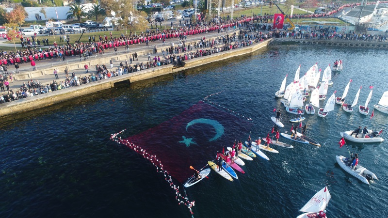 Kadıköy'de ‘ATA' ya Hüzün ve Coşku Dolu Saygı Zinciri’