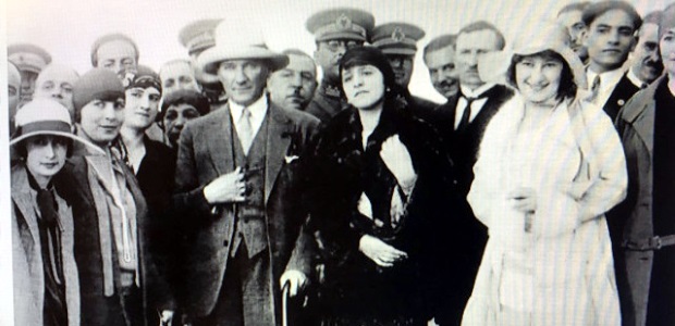 Türkiye'nin İlk Kadın Avukatı Süreyya Ağaoğlu'nun, Atatürk Anısına Rekor Tıklama