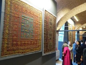Azerbaycan'ın eski ve nadir halıları İstanbul'da sergileniyor..